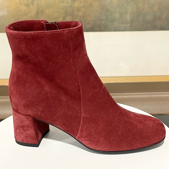 🌹LA CANADIENNE🌹 Joanie Suede Booties Size: 5